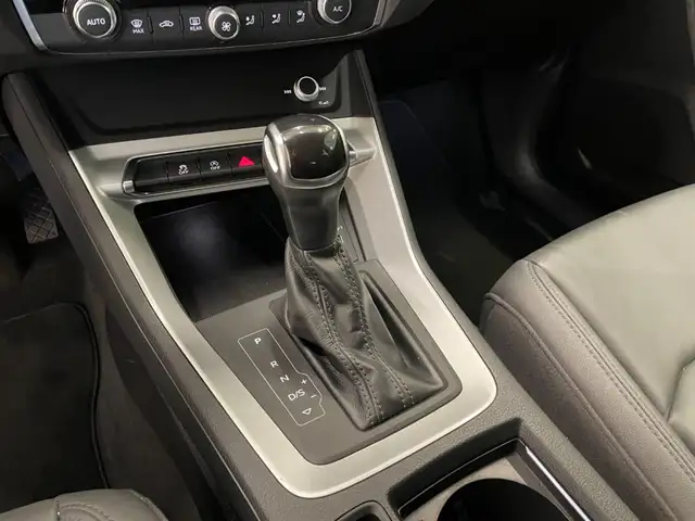Audi Q3 view 8