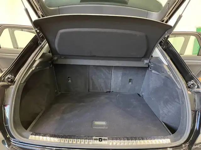 Audi Q3 view 12
