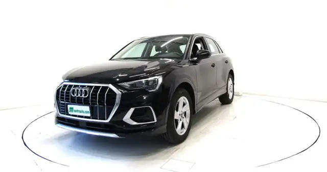 Audi Q3 view 3