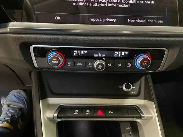 Audi Q3 view 11