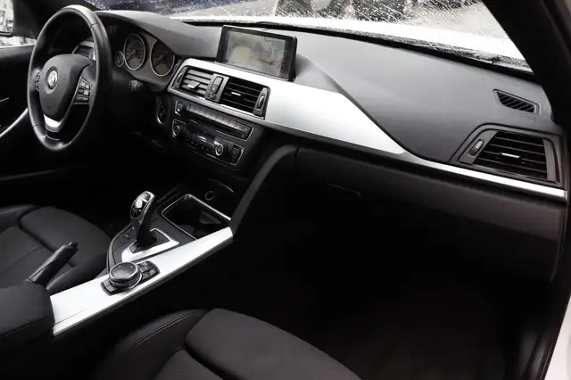 BMW 3 Series view 6