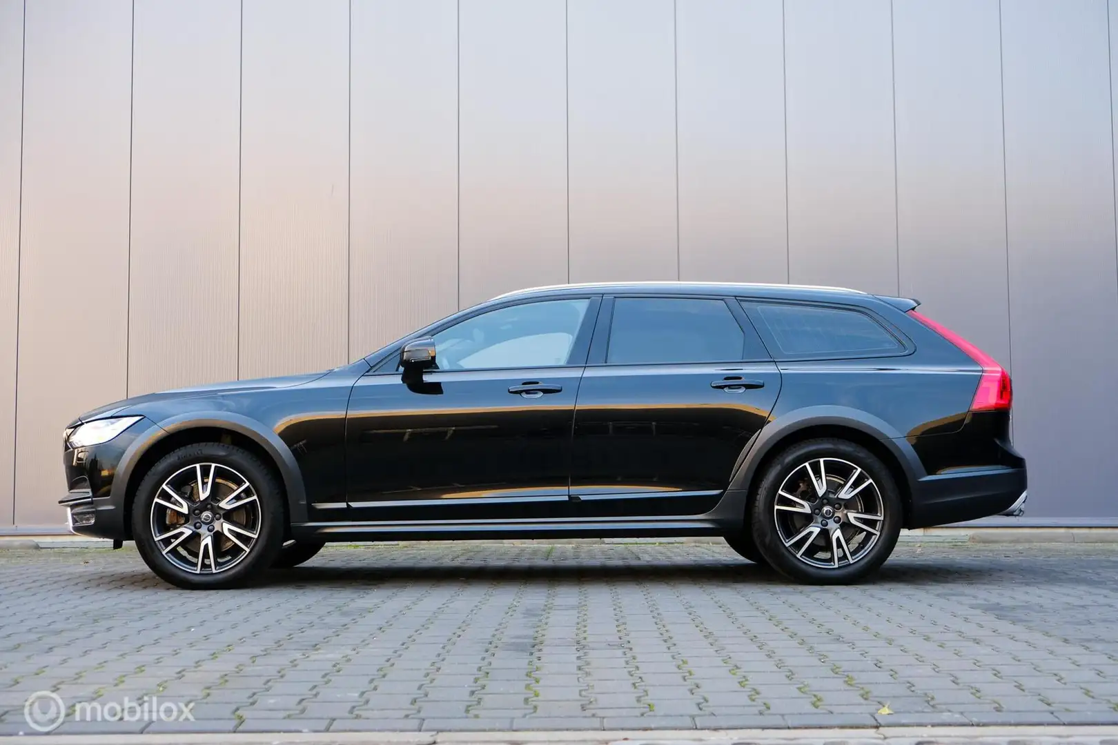Volvo V90 Cross Country 2.0 D5 AWD Pro | Trekhaak | Stoelverw. | Leder | A Noir - 2