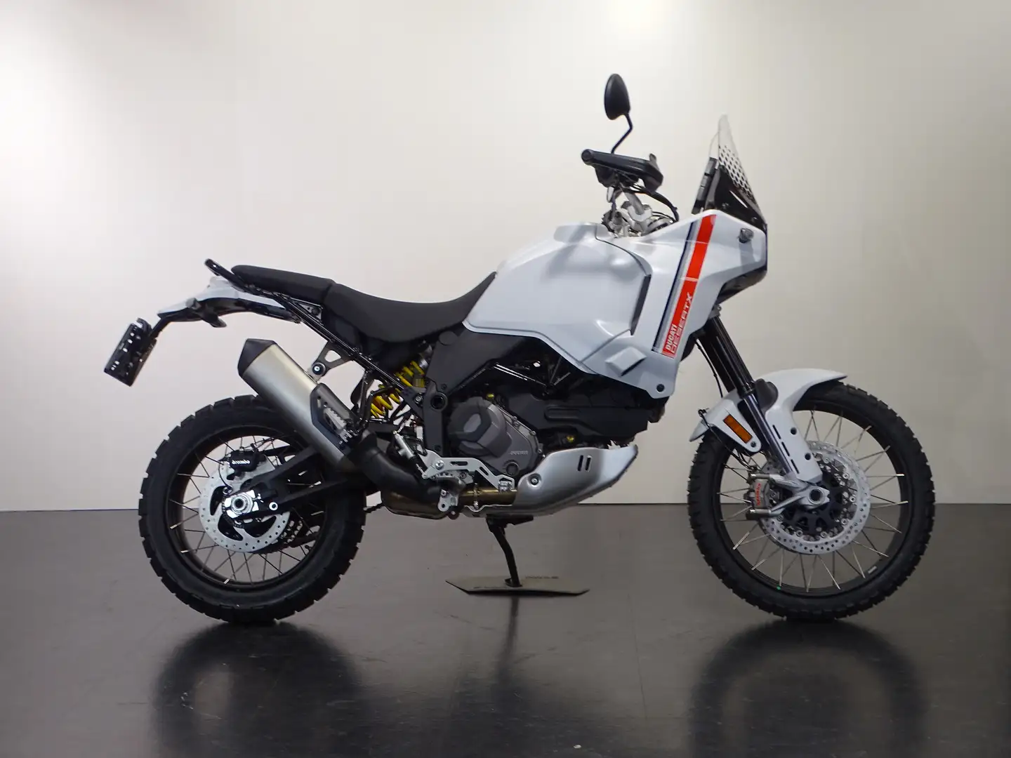 Ducati DesertX Wit - 1