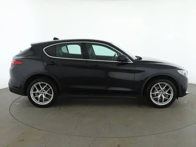 Alfa Romeo Stelvio view 3