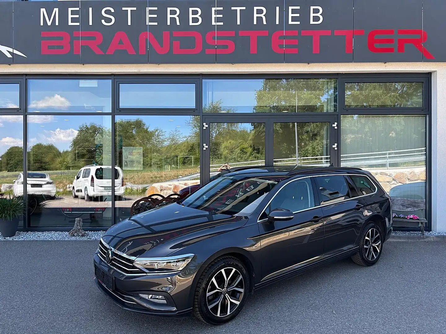 Volkswagen Passat Variant Business 2,0 SCR TDI DSG AHK Grau - 1