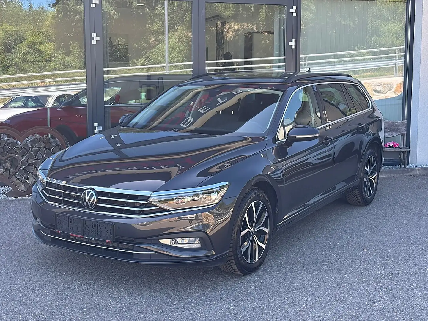 Volkswagen Passat Variant Business 2,0 SCR TDI DSG AHK Grau - 2