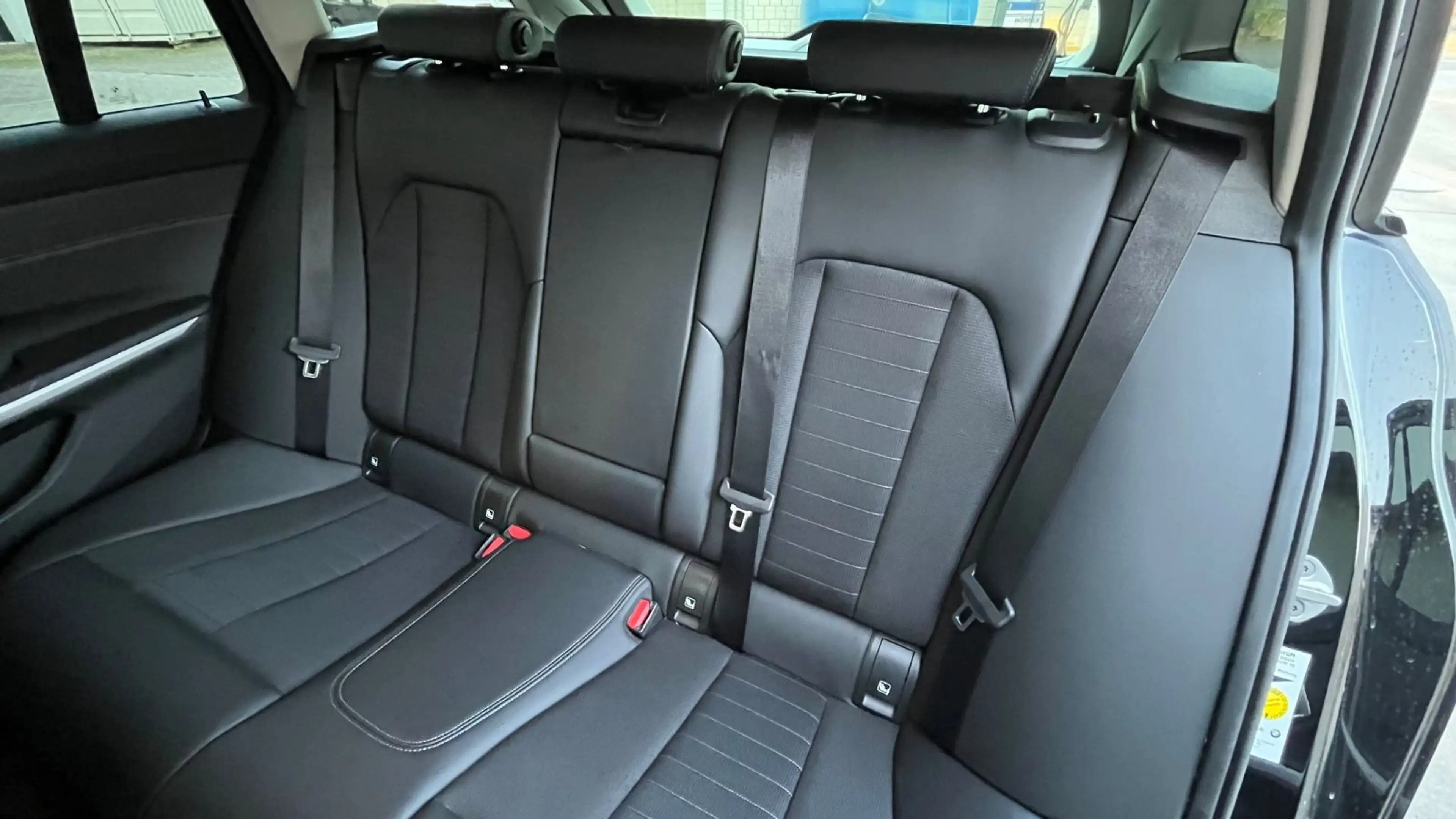BMW 318 d Touring WideScreen 19-Alu Leder Navi Kamera — photo 12