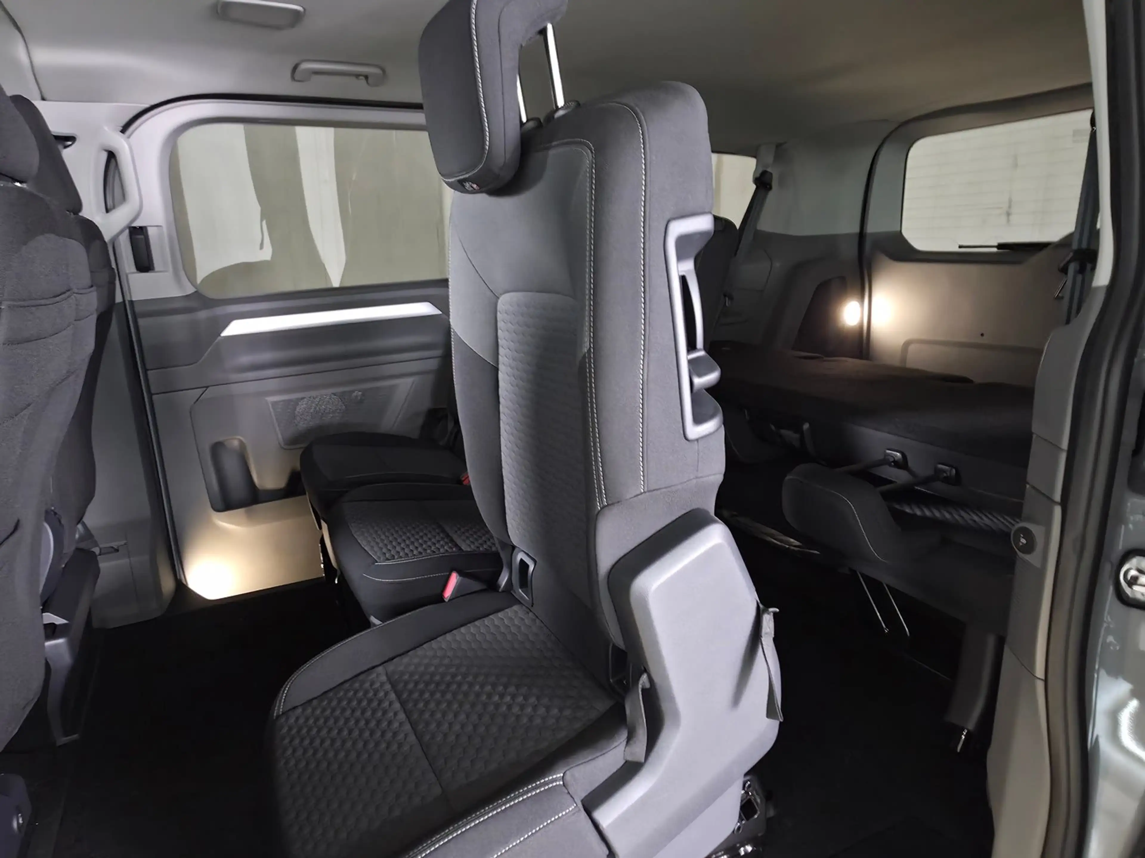 Volkswagen T7 Caravelle VW e-T7 Caravelle Edition 160 kW — photo 15