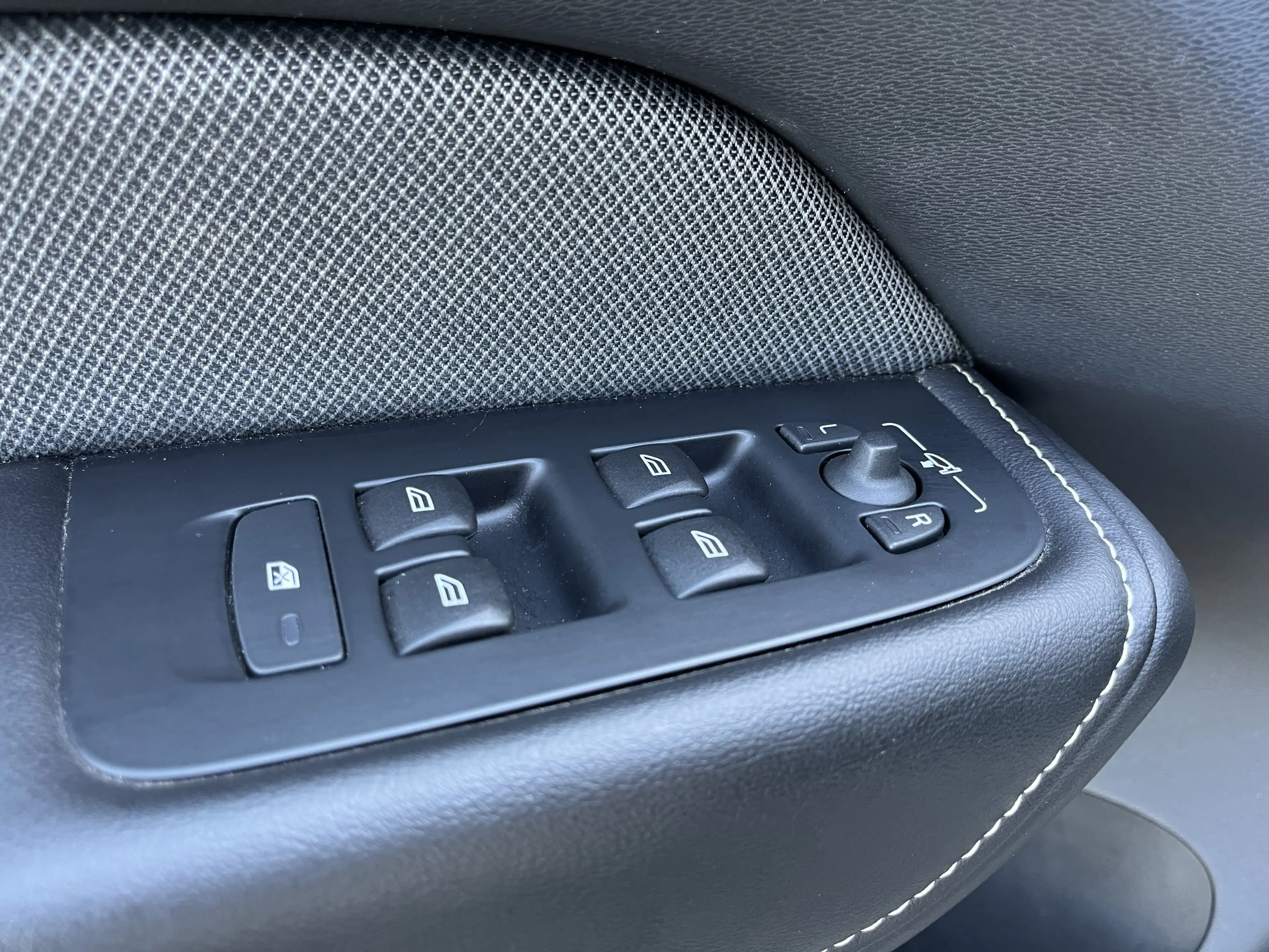 Volvo XC60 R Design 197 PS Winterpaket AHK — photo 14