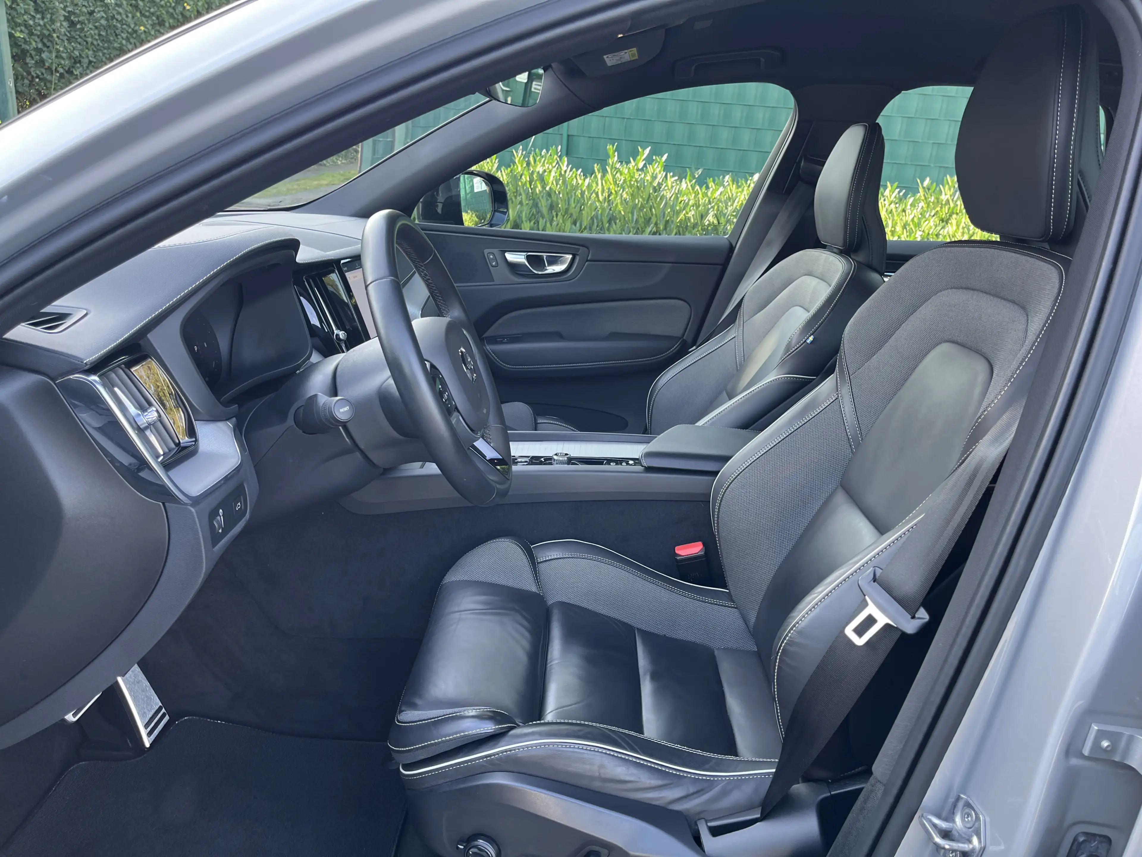 Volvo XC60 R Design 197 PS Winterpaket AHK — photo 8
