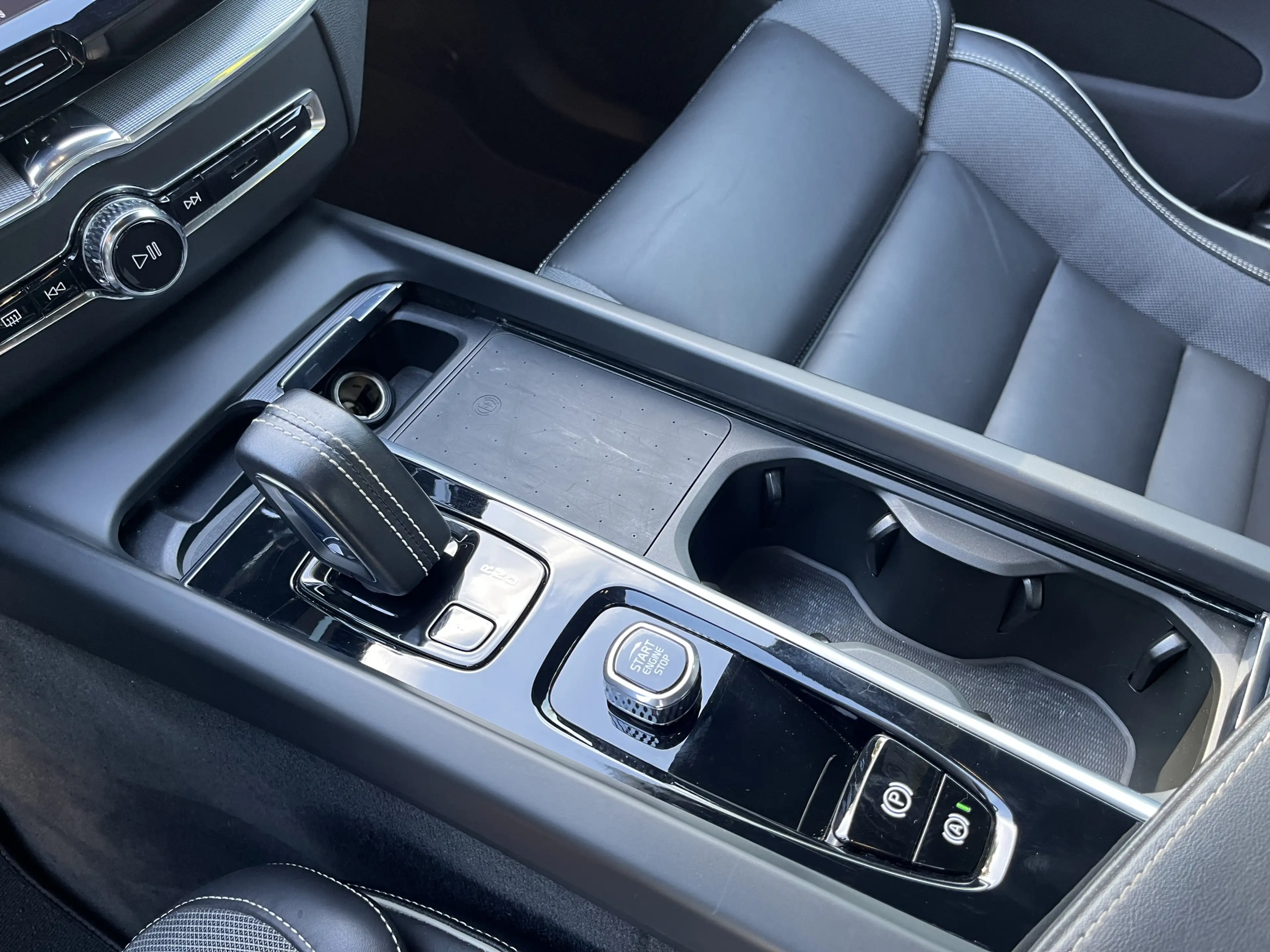 Volvo XC60 R Design 197 PS Winterpaket AHK — photo 13