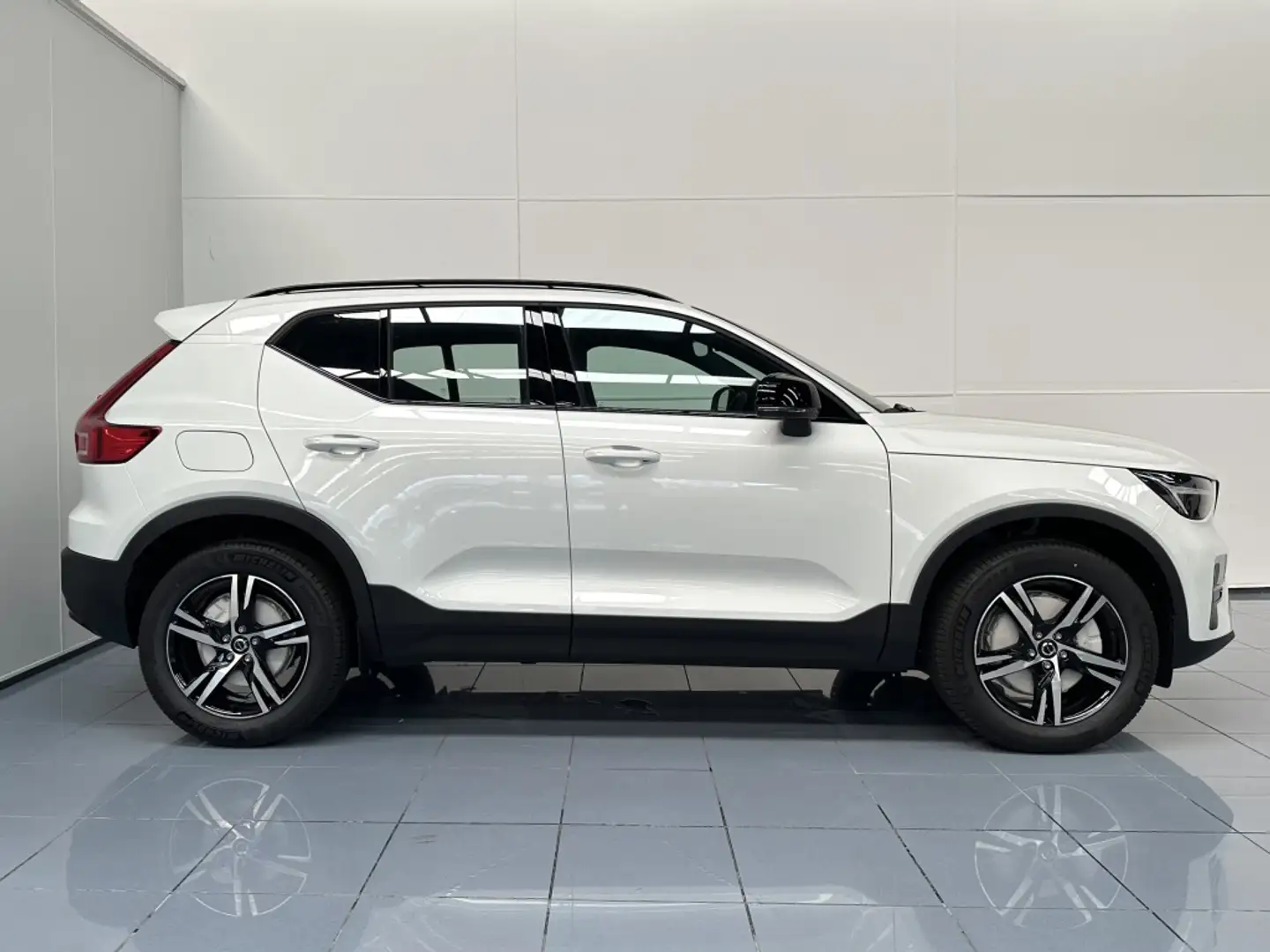 Volvo XC40 B3 Plus Aut. Bianco - 2