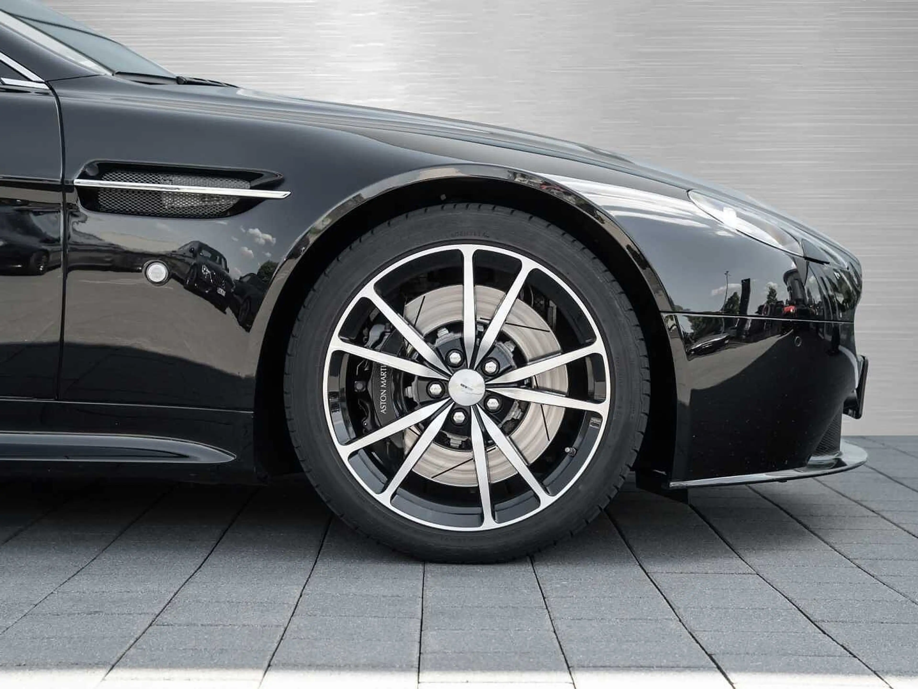 Aston Martin V8 Vantage S Sportshift SP10 — photo 4