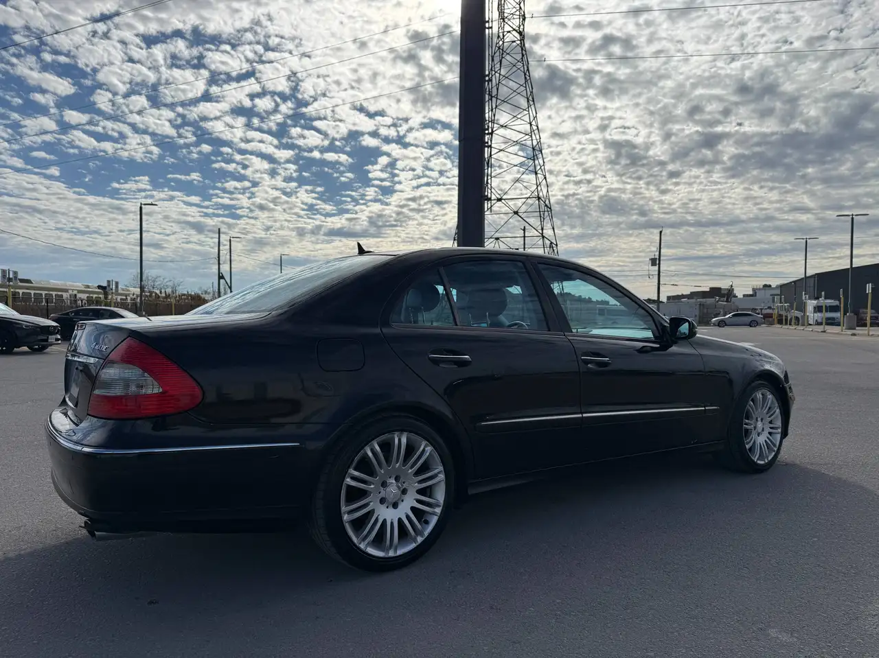 Mercedes-Benz E-Class снимка Mercedes-Benz E-Class