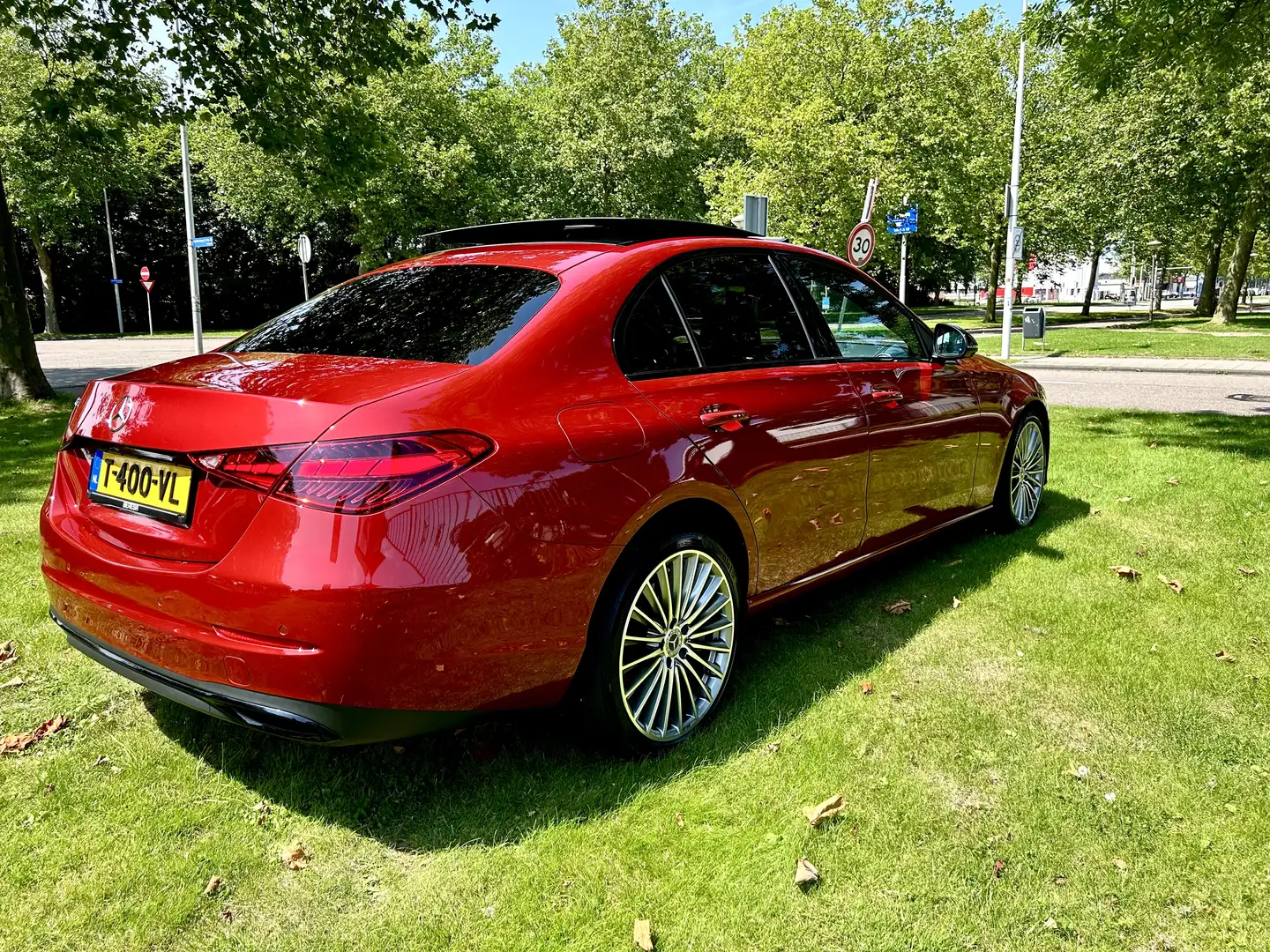Mercedes-Benz C 300 e Luxury Line Plug-in Hybride Červená - 2