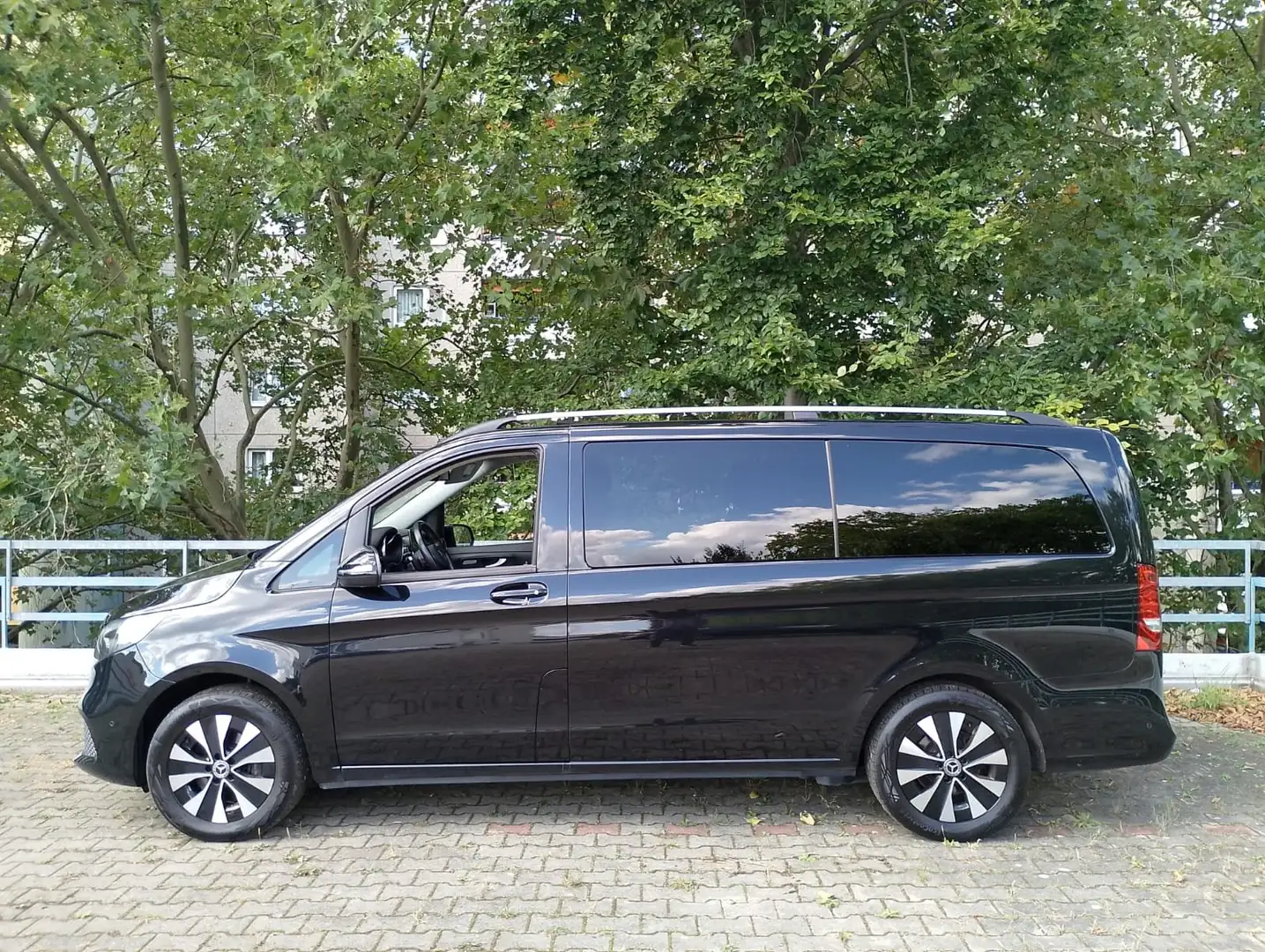 Mercedes-Benz V 300 V-Klasse Diesel d lang 4Matic 9G-TRONIC Edition Schwarz - 2