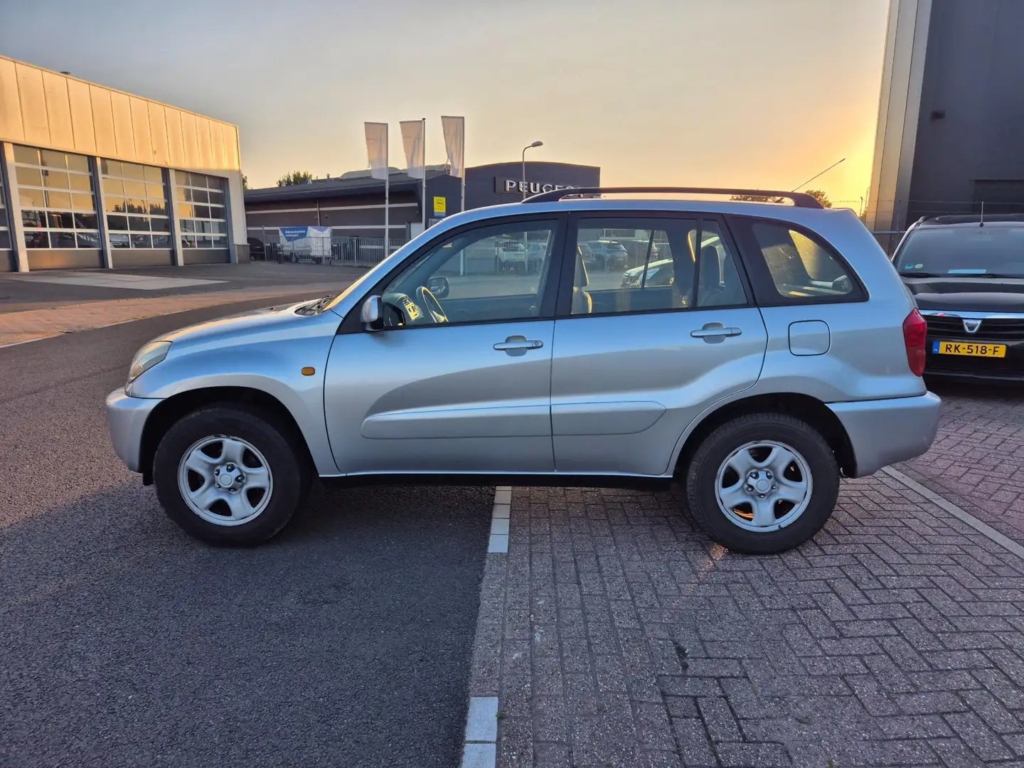 Toyota RAV 4 2.0-16V VVT-i 150pk 4x4 Nap Apk 07-26 Grijs - 2