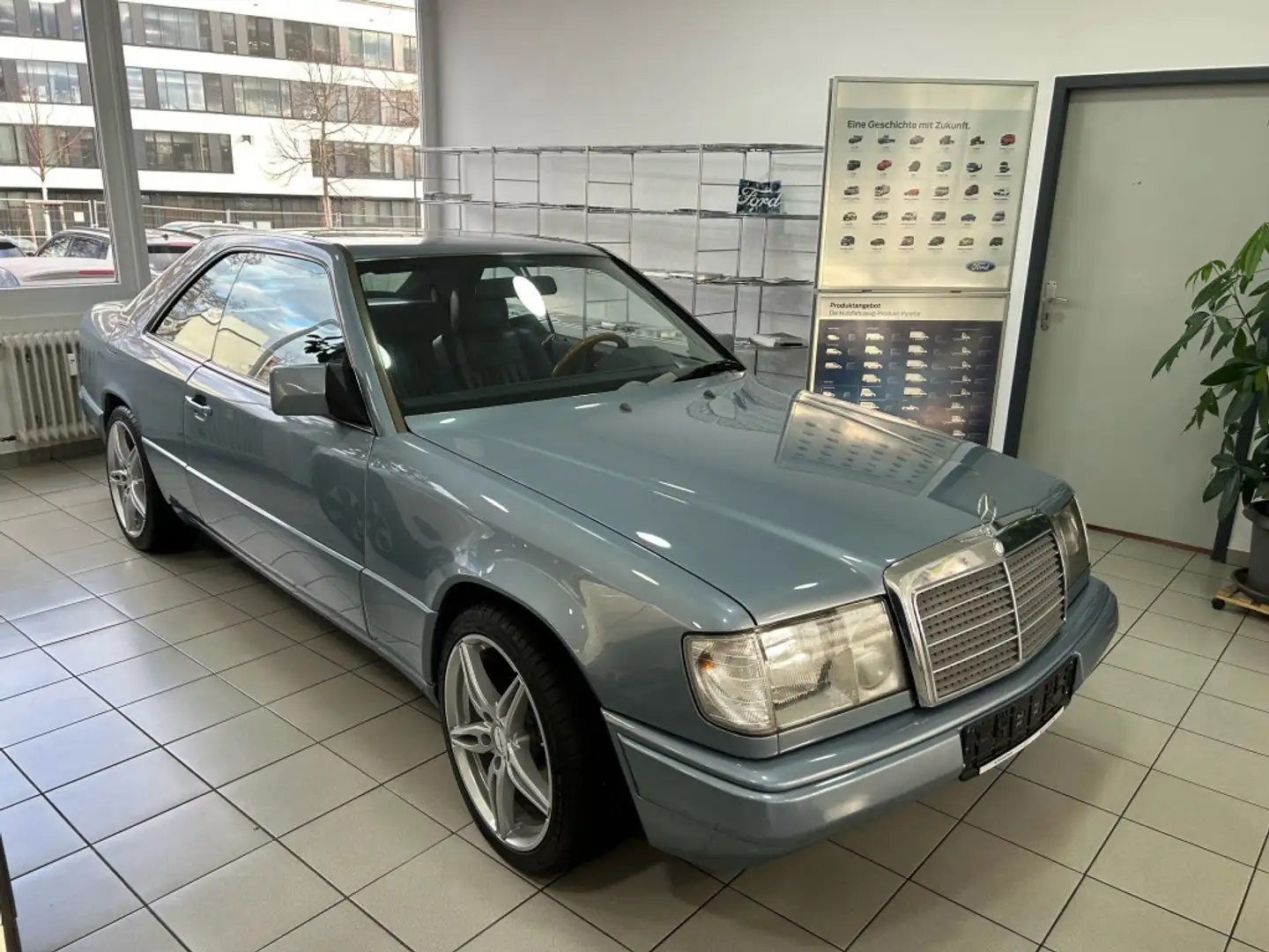 Mercedes-Benz CE 300 , Top Zustand Karosserie komplett überarbe Albastru - 1