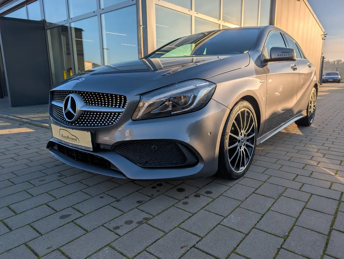 Mercedes-Benz A 200 A 200 AMG Line Edition LED PARKLENK NAV Business Grau - 1