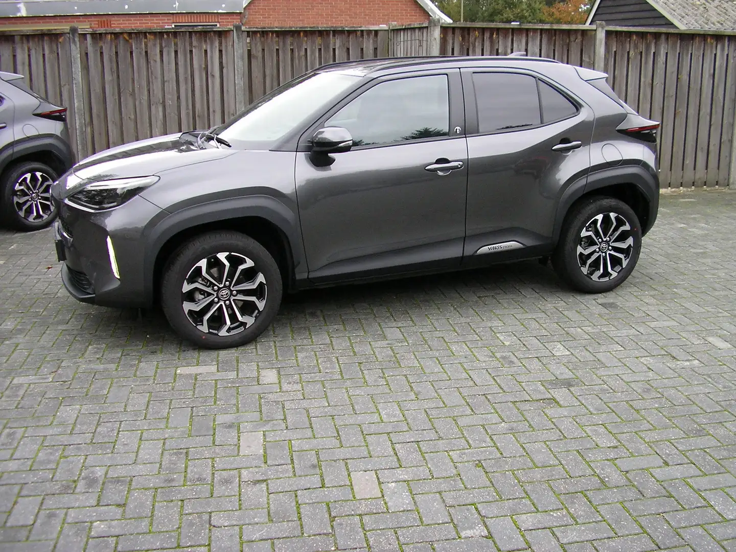 Toyota Yaris Cross 1.5 Hybr 130 Dynamic FACELIFT DODEHOEK NAVI Gris - 2