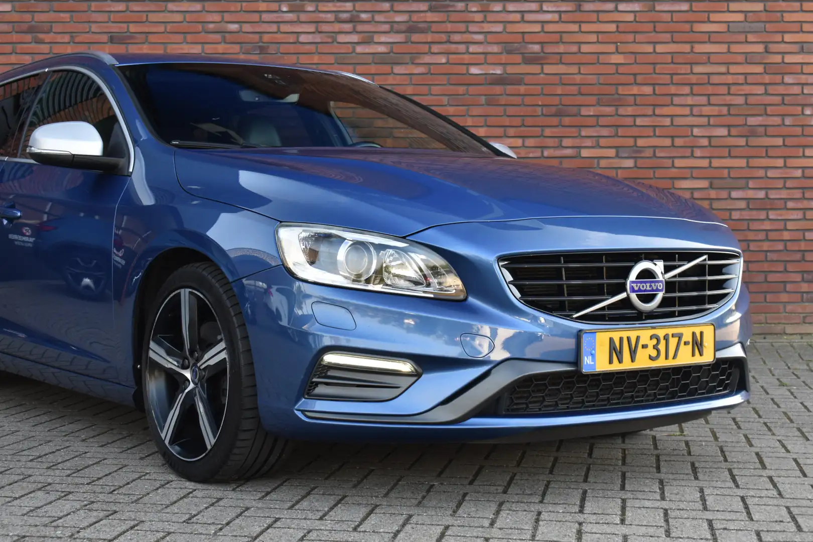 Volvo V60 T3 153PK Automaat Nordic+ Sport | R-Design | Trekh Blauw - 2