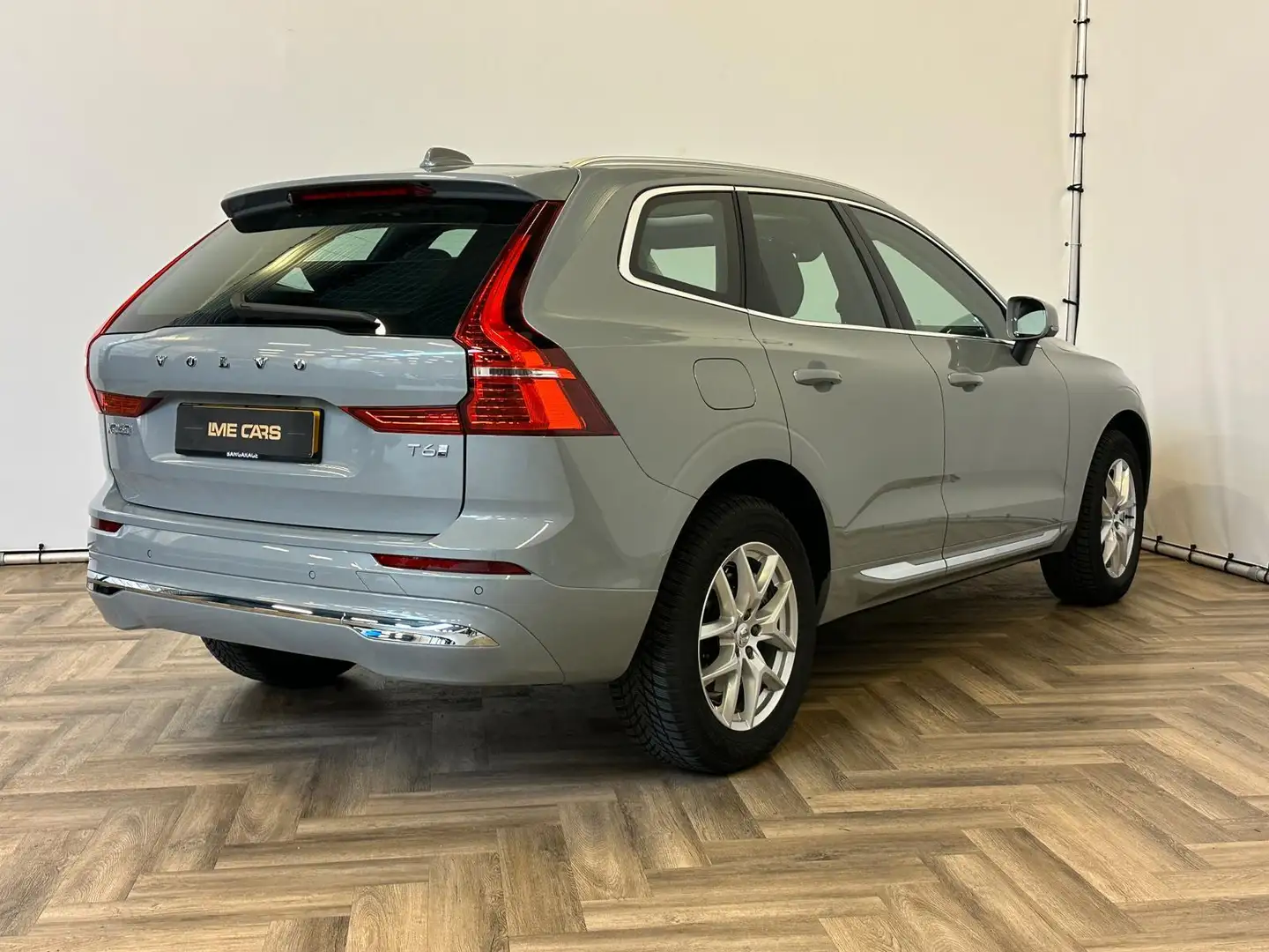 Volvo XC60 2.0 T6 Plug-in hybrid AWD Essential Edition Bright Grijs - 2