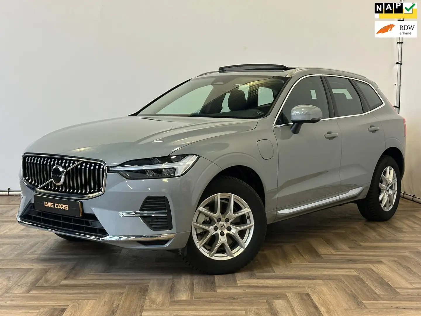 Volvo XC60 2.0 T6 Plug-in hybrid AWD Essential Edition Bright Grijs - 1