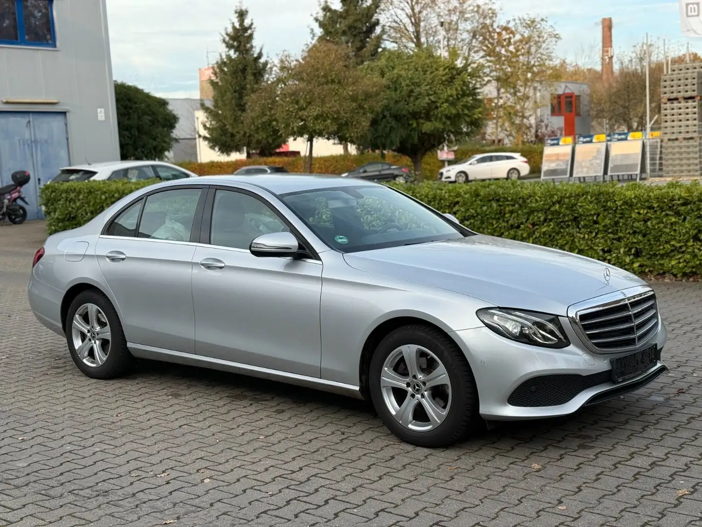 Mercedes-Benz E 220 d Auto. *Navi *AHK. *LED *Klimaaut.*Hu Neu Silber - 1