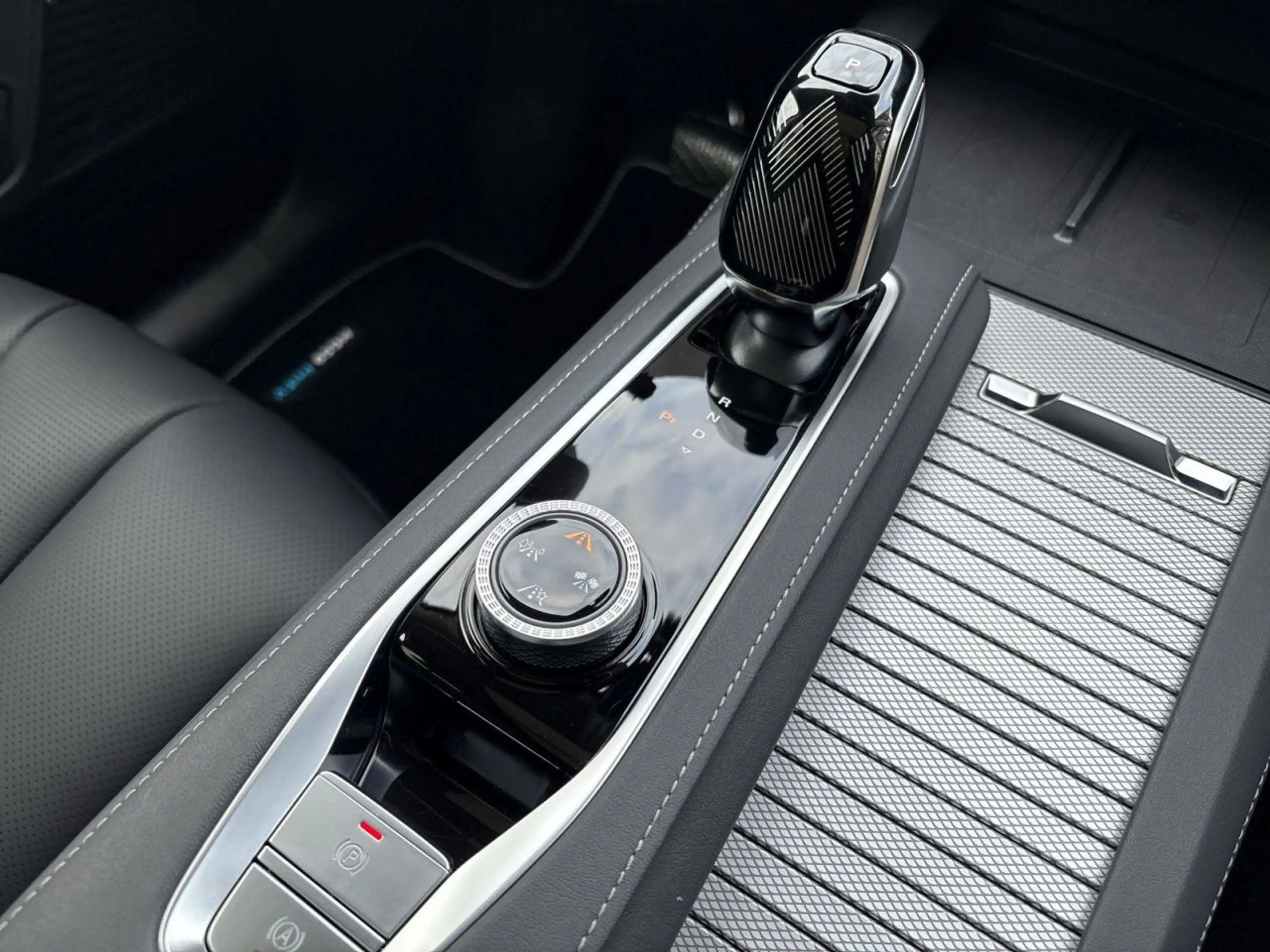 MG MGS9 PHEV Luxury — photo 13