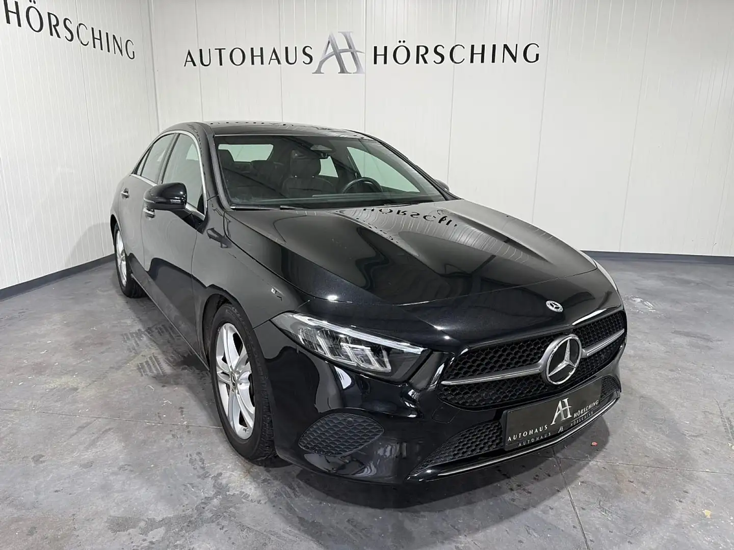 Mercedes-Benz A 180 Limousine Aut. Schwarz - 1