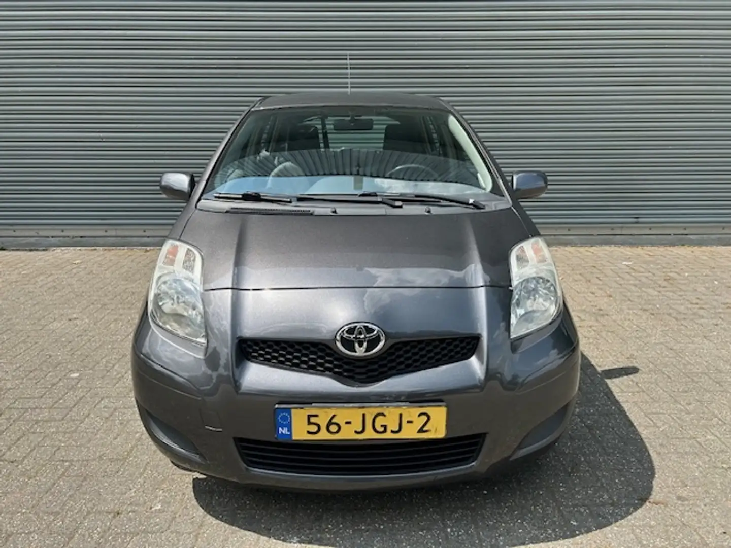 Toyota Yaris 1.3 VVTi Aspiration / Nieuwe APK Grijs - 2