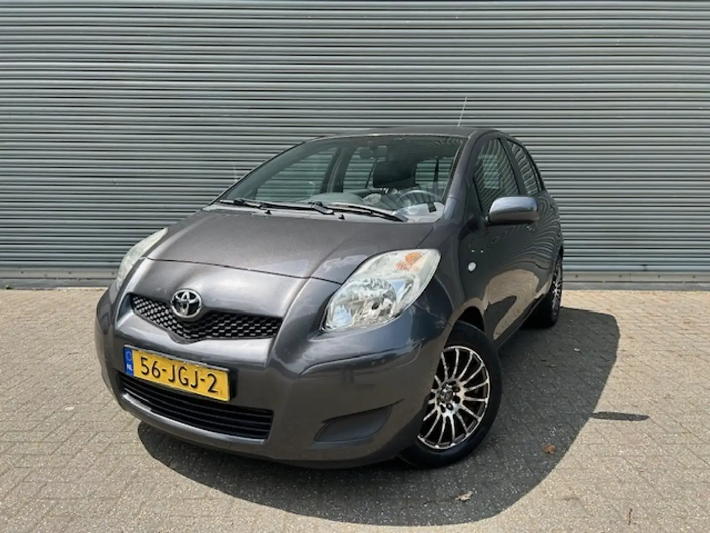 Toyota Yaris 1.3 VVTi Aspiration / Nieuwe APK Grijs - 1
