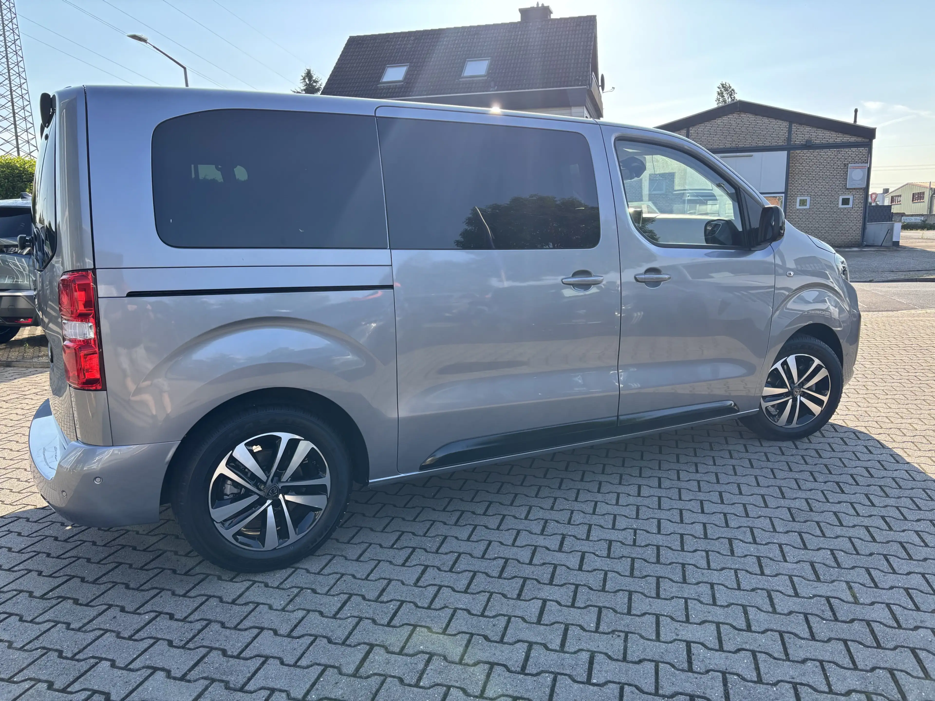Peugeot Traveller L2 BlueHDI 180, ACC, el. Schiebetüren, AHK, uvm. — photo 5