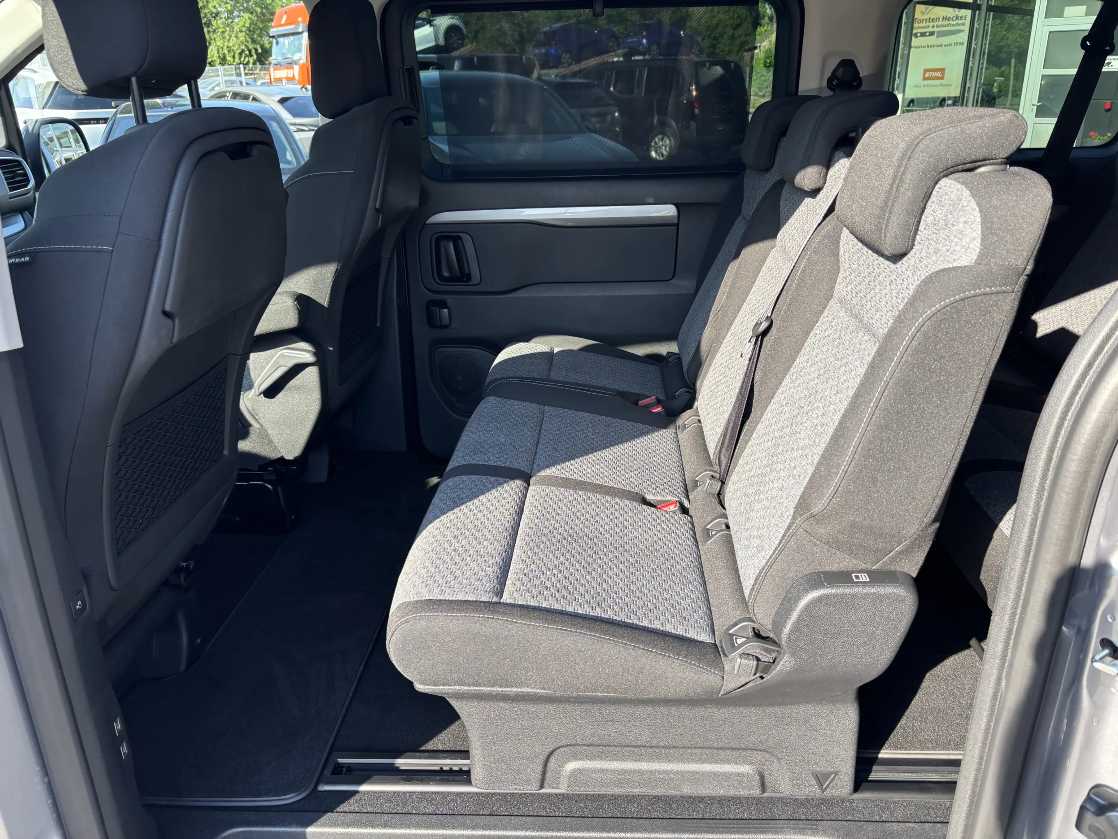 Peugeot Traveller L2 BlueHDI 180, ACC, el. Schiebetüren, AHK, uvm. — photo 12