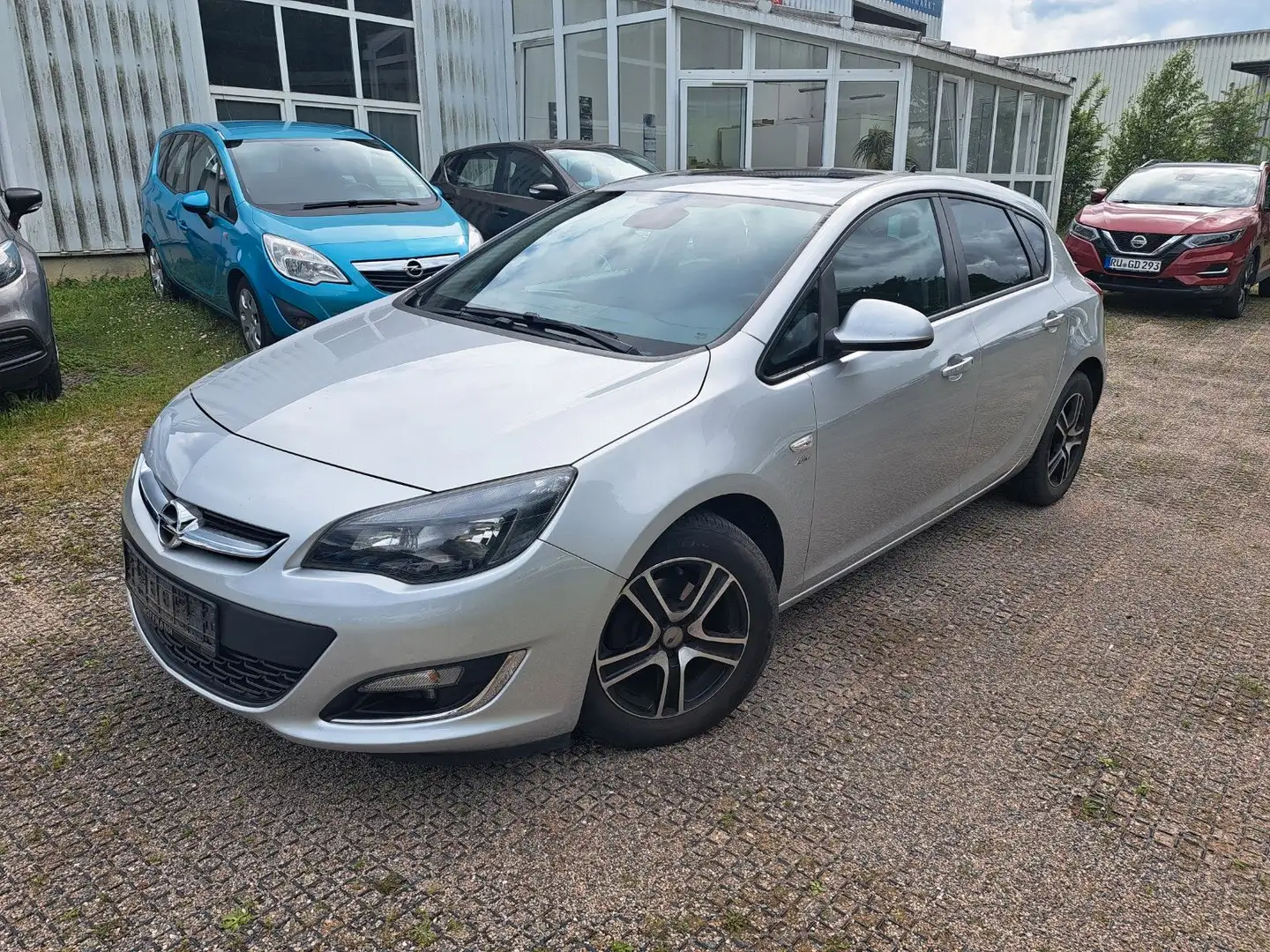 Opel Astra J 5-trg. Active Klima M+S AHK TÜV NEU Silber - 1