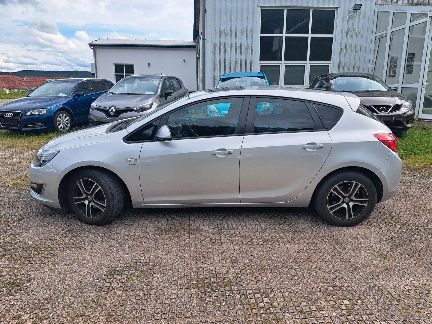 Opel Astra J 5-trg. Active Klima M+S AHK TÜV NEU Silber - 2