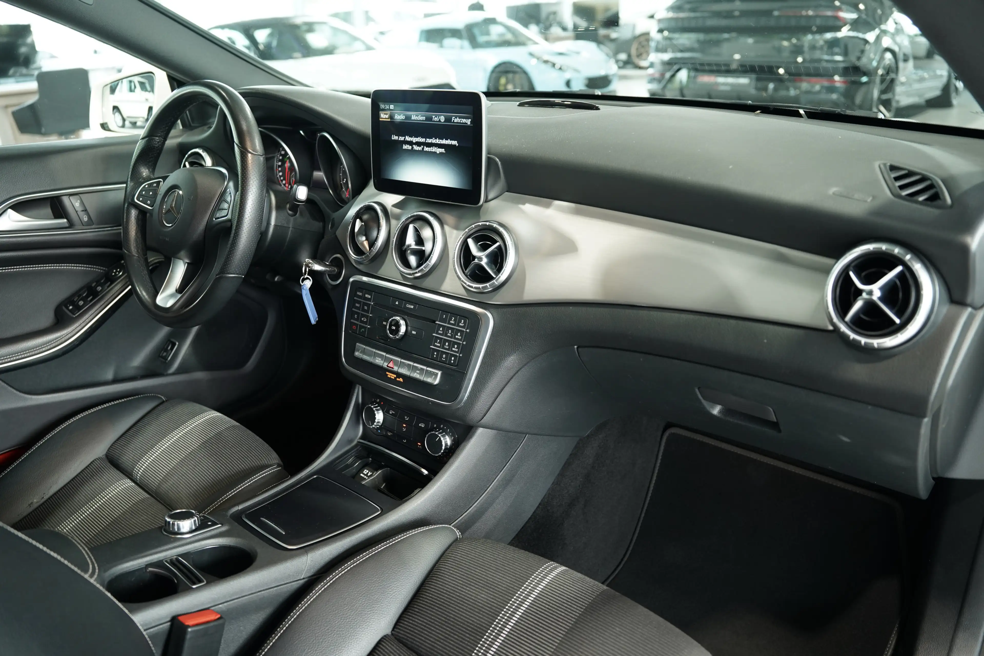 Mercedes-Benz CLA 220 4M Urban *18 *Pano*Navi — photo 14