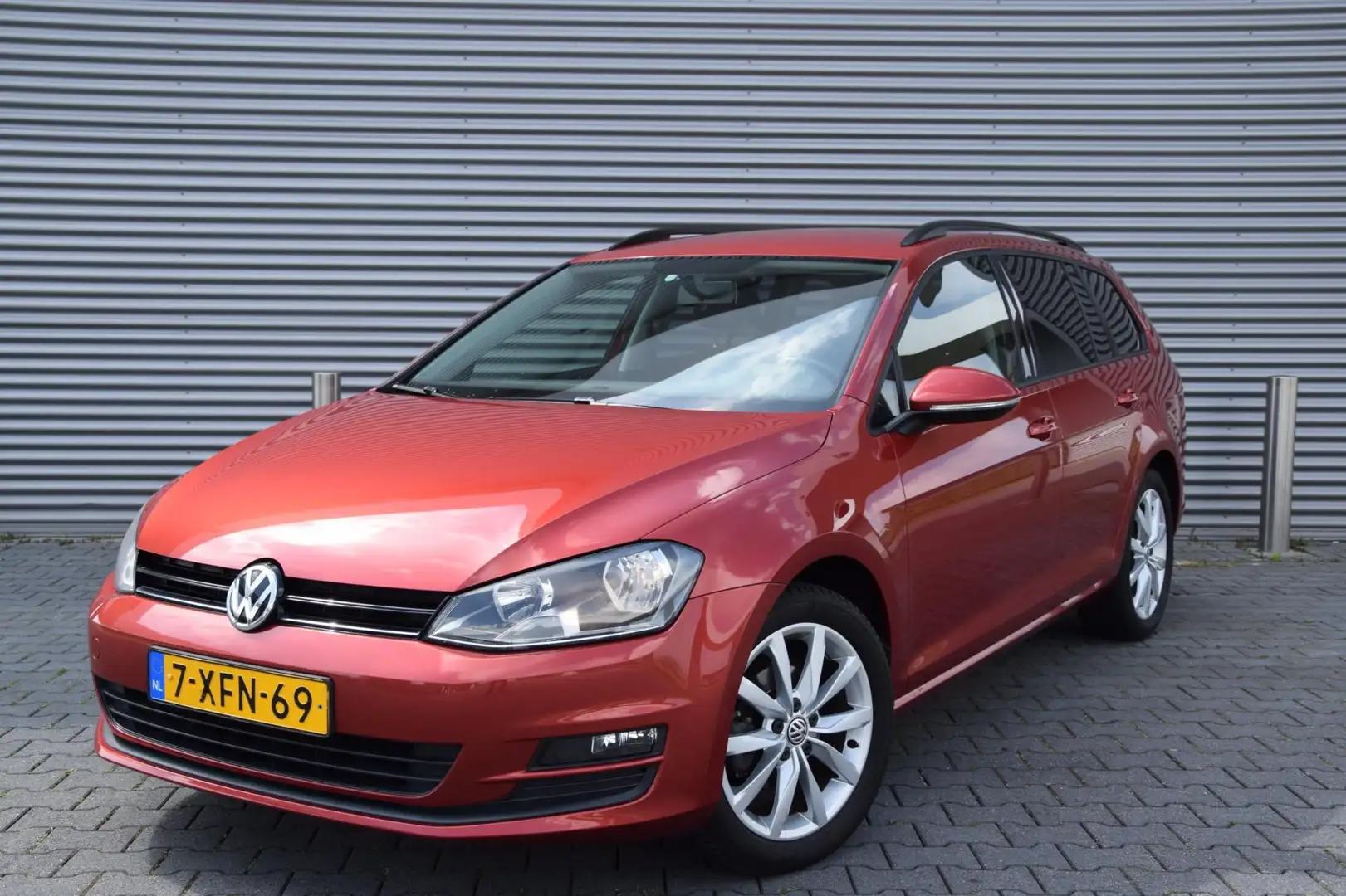 Volkswagen Golf Variant 1.2 TSI Trendline, Airco, Navigatie, Trekhaak Rood - 2