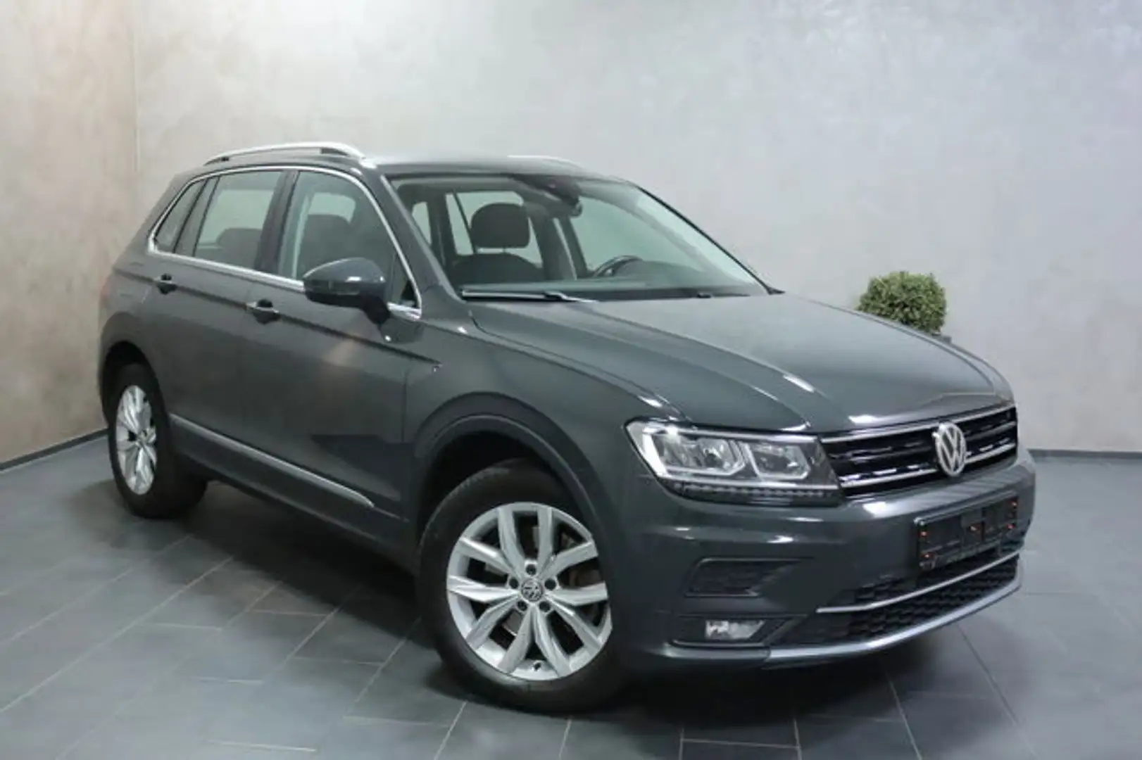 Volkswagen Tiguan Highline 4Motion AHK ACC LED NAVI MIRROR Grau - 2