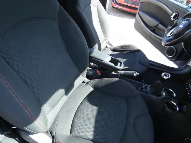 Mini Convertible view 7
