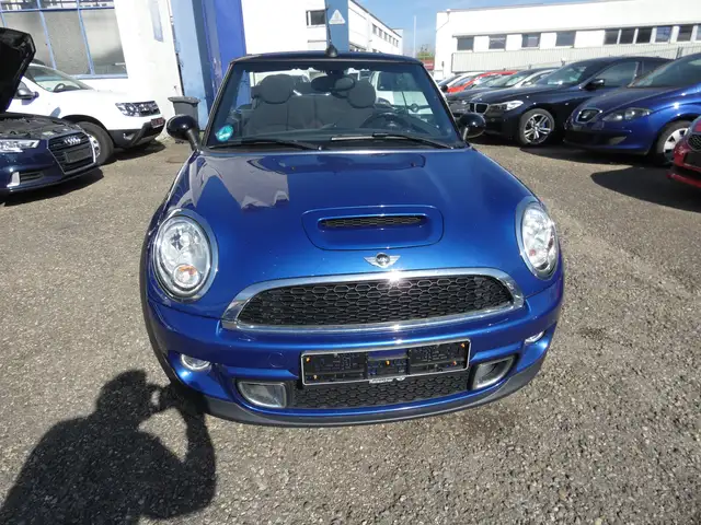 Mini Convertible view 2