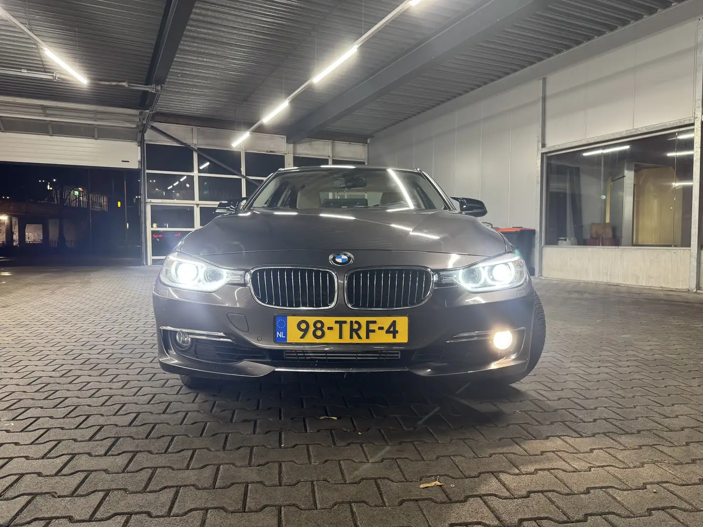 BMW 330 320i High Executive Bruin - 1