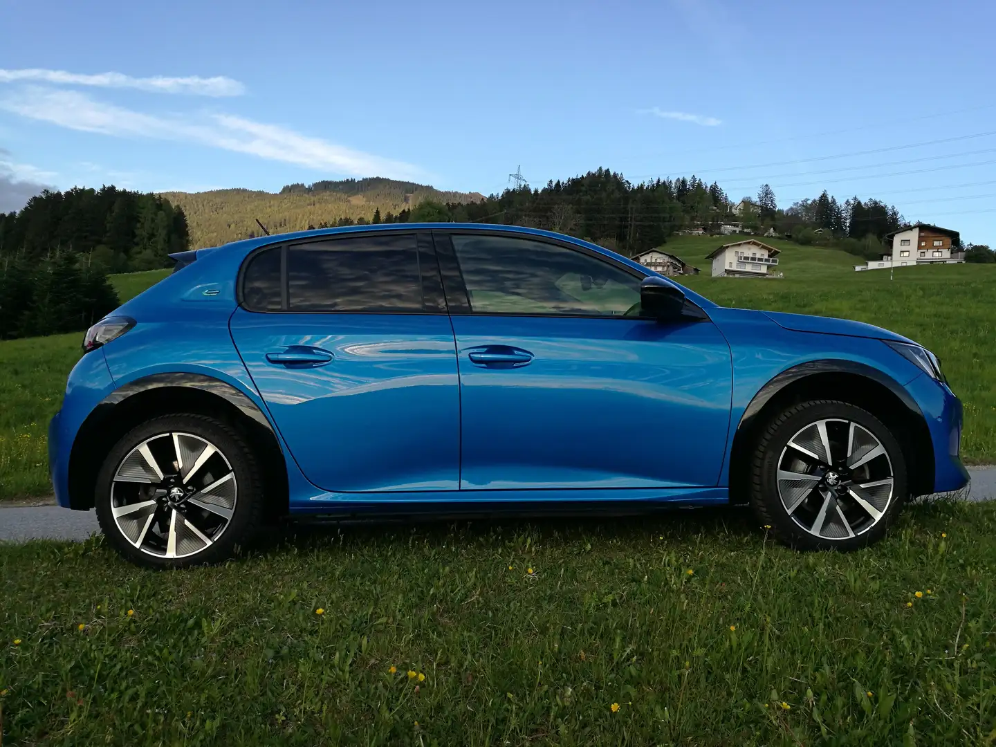 Peugeot 208 e-208 50kWh GT Pack Vollausstattung Blau - 2