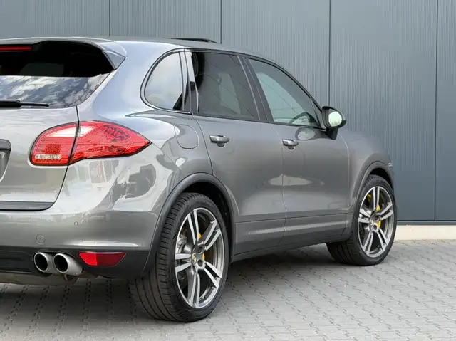 Porsche Cayenne view 5