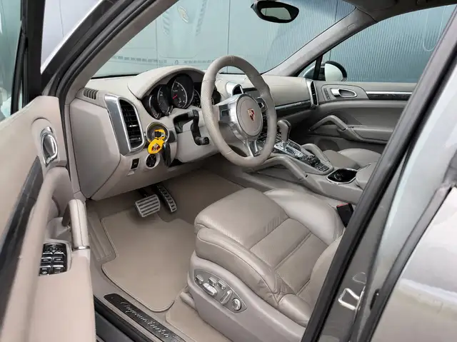 Porsche Cayenne view 16