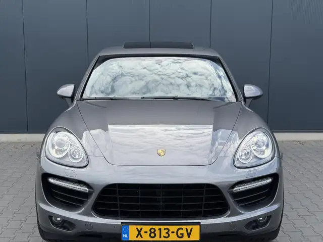 Porsche Cayenne view 14