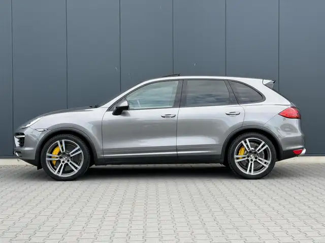 Porsche Cayenne view 9