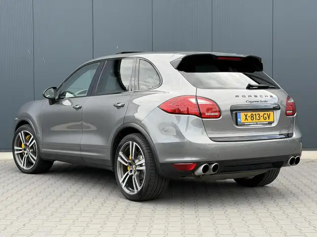 Porsche Cayenne view 3
