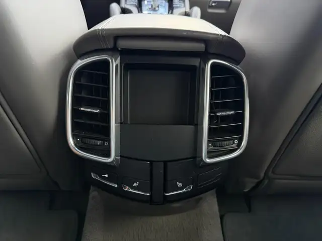 Porsche Cayenne view 29