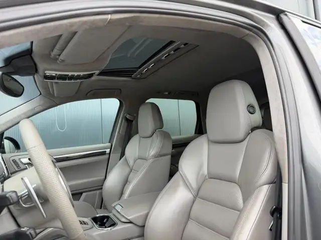 Porsche Cayenne view 26